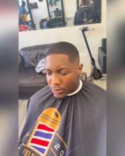 💈✂️ Oehairdesign head and shoulders above the rest. 
Looking after the pro boxer @derrick_osadolor 
————————————-

📅 BOOK ONLINE 💇🏿‍♂️💇🏻‍♂️
oehairdesign.com 👊🏾

————————————
#5starbarber #blackbarber #oehairdesign #portsmouth #shaq