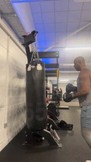 Little bit of boxing 🥊 
———
#boxing #fitness #fitnessmotivation #fitpro #fitnesslifestyle #gym #gymlover #gymflow #gymworkout #healthylifestyle #healthlife #muscles #shoulders #workout